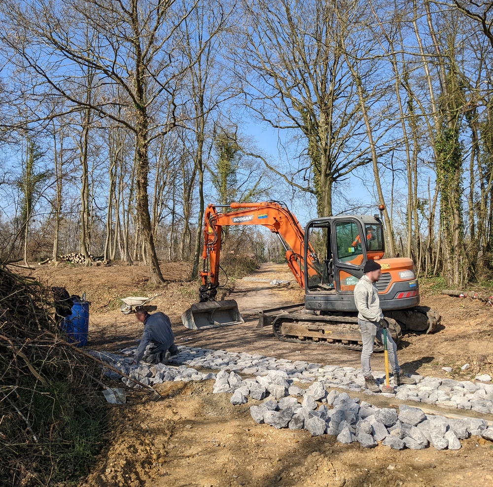 Un cheminement des eaux en construction